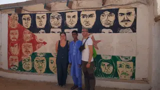 El saharaui Gailani, de 13 años, con Ricardo Pérez y Silvia Grustán