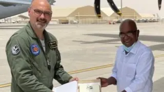 El teniente coronel José Ramón García Paniagua agradece el apoyo de la misión en Kabul a un re`persentante del handing en el aeropuerto de Dubai, donde hacían escala cuando rescataban a los 2.200 afganos durante nueve días de agosto de 2021.