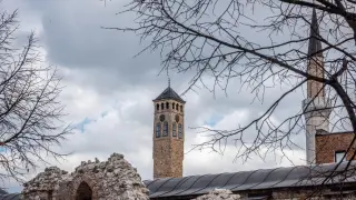 El histórico reloj de torre de Sarajevo avisa a diario desde hace siglos cuándo empiezan las cinco oraciones musulmanas