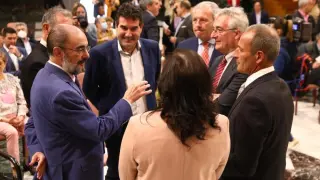 El presidente del Gobierno, Javier Lambán, con el consejero de Agricultura, Joaquín Olona, y miembros de la IGP Ternasco de Aragón, en la presentación de la campaña.