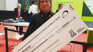 Yolanda Amores (Envero Gastro Wine, Zaragoza) junto a su premio.