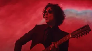 Una imagen del videoclip 'Esperando una señal', con Enrique Bunbury tocando la guitarra.