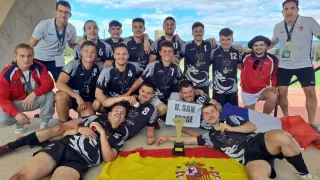 El equipo masculino de rugby 7 de la Universidad San Jorge posa con el título de campeón de España.
