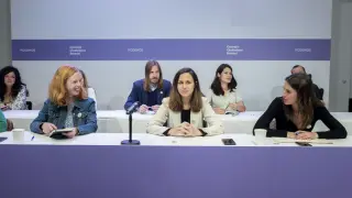 La secretaria general de Podemos y ministra de Derechos Sociales y Agenda 2030, Ione Belarra (i), acompañada por Irene Montero (d), entre otros, durante la inauguración del Consejo Ciudadnano Estatal del partido.