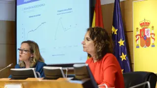 La vicepresidenta primera y ministra de Asuntos Económicos y Transformación Digital, Nadia Calviño (i), y la ministra de Hacienda, María Jesús Montero, presentan el escenario macroeconómico 2022-2025.