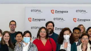 Teresa Perales junto a los participantes y organizadores de Lanzadera Conecta Empleo de Zaragoza.