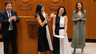Doña Letizia e Inmaculada Vivas ríen durante la entrega del premio, ambas vestidas igual.