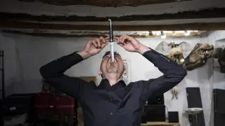 Jaime Oms, en su casa de Paracuellos de la Ribera, practicando la técnica del tragasables.