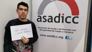 José Manuel Jariod, con discapacidad permanente, en la sede de Asadicc en Caspe.