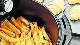 Haciendo patatas fritas en una freidora de aire.