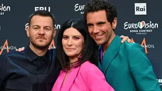 De izquierda a derecha, Alessandro Cattelan, Laura Pausini, y Mika, presentadores de Eurovisión 2022.