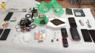 Durante los registros se encontraron 55 gramos de cocaína, 76 de hachís, más de 100 de marihuana, 9 de metanfetamina, una báscula de precisión y 5 teléfonos móviles.