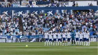 Formación inicial del Real Zaragoza en el último partido ante el Alcorcón, en el minuto de silencio por Violeta.