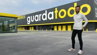 Iñaki Martínez Úñez, gerente de Guardatodo, en las instalaciones de la carretera de Logroño, que cuenta con 2.000 trasteros.
