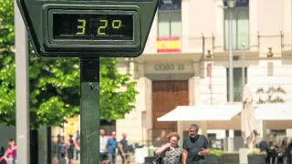 Un termómetro marca 32 grados centígrados, ayer en la plaza de España de Zaragoza