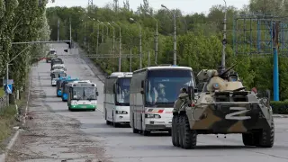Varios autobuses trasladan a los soldados ucranianos que se han rendido en la acería de Azovstal.