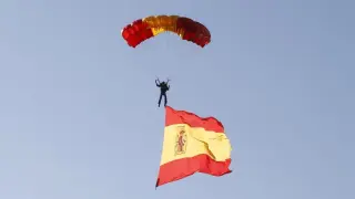 Un paracaidista de la Patrulla Acrobática del Ejército del Aire (PAPEA) salta con una bandera gigante como harán el próximo sábado en la plaza del Pilar, con motivo de la semanas de las Fuerzas Armadas, que será en Huesca el proximo 28 de mayo.