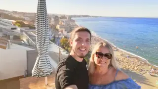 Elena Dieste y su hijo Nicolás en el verano de 2020 en la terraza de un ático en primera línea de playa en Benalmádena (Málaga).