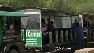 El tren 'El Carrizal' de Juslibol en un camino del Galacho.