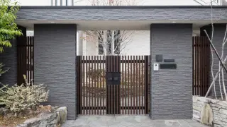 japanese-house-entrance-with-fence