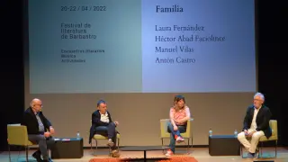 Antón Castro, Manuel Vilas, Laura Fernández y Héctor Abad, conversando en Barbastro.
