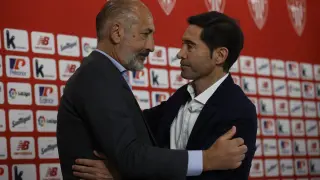 El presidente del Athletic Club, Aitor Eligezi (i), saluda a Marcelino García Toral (d) que ha anunciado este martes en San Mamés que no continuará entrenando al club Athletic Club la próxima temporada.