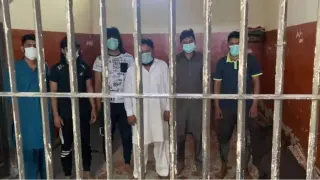 Imagen de seis detenidos por su presunta relación con el asesinato de las dos hermanas en Pakistán.
