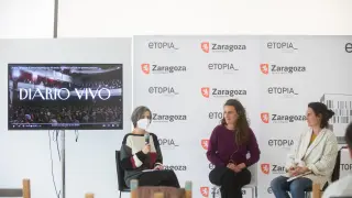 Vanessa Rousselot, redactora jefa del Diario Vivo en Zaragoza sobre medio ambiente, (en el centro) y Sara Acosta, directora de 'Ballena Blanca' (a la derecha), conversaron con Pilar Perla en Etopia