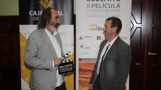 El director del certamen José Ramón Mañeru junto a Carmelo Pérez, alcalde de Belchite.