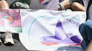 Varias mujeres realizan el símbolo feminista con las manos durante la manifestación para reclamar la abolición de la prostitución, este sábado en Madrid.