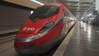 El tren de Iryo, parado en la estación Delicias de Zaragoza.