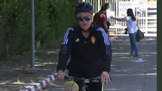Jim, en su bicicleta, con la que fue a la Ciudad Deportiva este sábado de manera informal.