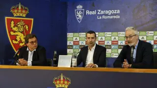 Sanllehí, Carcedo y Torrecilla, durante la presentación del entrenador riojano como nuevo técnico del Real Zaragoza.
