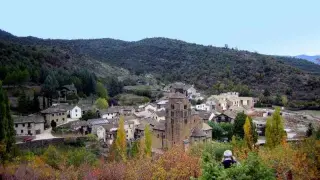 Vista de Santa Cruz de la Serós y la sierra de San Juan de la Peña.