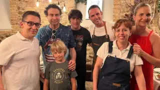 Pepe, Jordi y Samantha junto a miembros del equipo del restaurante El Real.