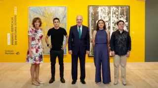 Mayte Ciriza, Jaume Pérez, José Luis Rodrigo, Alba Lorente y Desirée Orús. Los cuadros ganadores al fondo.
