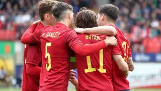 Francés celebra con sus compañeros uno de los goles de España ante Irlanda del Norte