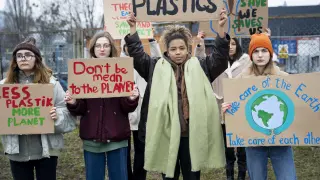 Un grupo de niñas concienciadas sobre la necesidad de cuidar del planeta.