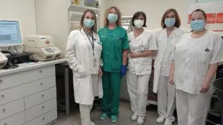 Las microbiólogas Ana Milagro y Concepción López y las técnicos Beatriz Gilaberte, Nieves Martínez y Yolanda Gracia.