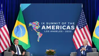 Frío encuentro entre Bolsonaro y Biden durante la Cumbre de las Americas.