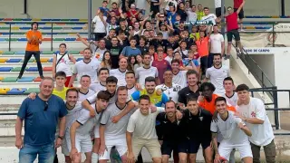 Aficionados y jugadores del Andorra, en el último partido de la reciente temporada.
