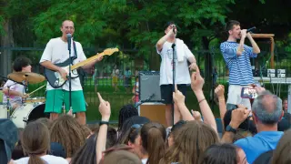 Fresquito (con la guitarra) y Mango (derecha del todo) actuando en el Colegio Miraflores de Zaragoza el sábado 11 de junio.