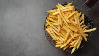 Las patatas fritas son unos de los manjares que se preparan en una freidora sin aceite.