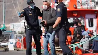 El fotoperiodista y los dos policías, en una captura del vídeo que Javier Bauluz ha colgado en Twitter.