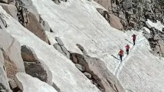 Montañeros en el glaciar del Aneto el pasado fin de semana.