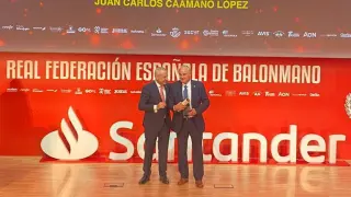 Francisco Blázquez entrega la medalla de oro a Juan Carlos Caamaño.