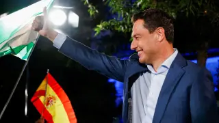 Juanma Moreno celebrando su triunfo electoral