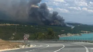 El fuego desde la carretera.