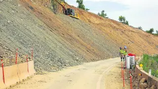 Zona de la carretera A-2302 afectada por las obras de estabilización de la ladera