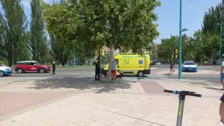 La ambulancia atiende a la accidentada.